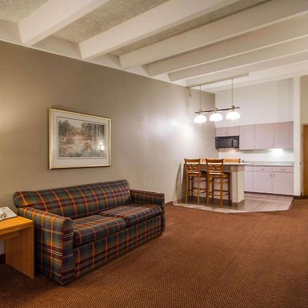 Comfort Inn & Suites Madison - Airport Ngoại thất bức ảnh