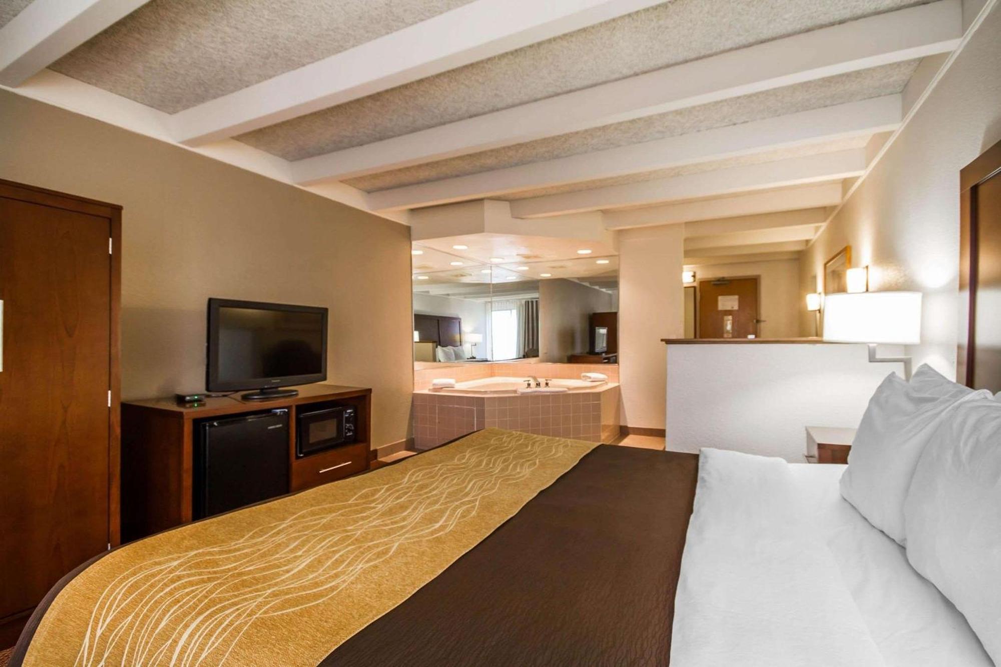 Comfort Inn & Suites Madison - Airport Ngoại thất bức ảnh